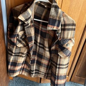 Beige Plaid Amazon Shacket, Woman Size SM.
